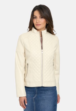 Chaqueta de cuero sintético de color crema con un diseño acolchado en los hombros, que cuenta con lados con cremallera y un cuello alzado. Textura suave.