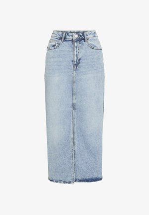 Svetlo modra midi krila iz denima s ravnim krojem, sprednjim razporkom, zankami za pas in tradicionalnim petimi žepi. Podrobnosti z obrabljeno teksturo.