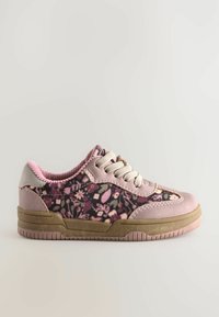 Sneaker rosa con motivo floreale, realizzati in tessuto testurizzato, con dettagli in suede liscio e suola in gomma con un motivo di battistrada.