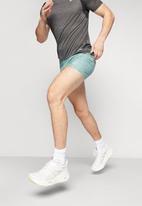 ASICS CORE SHORT - Pantalón corto de deporte - celadon