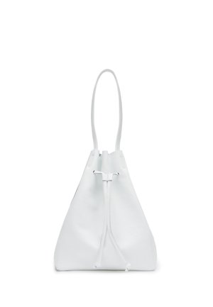 Borsa a secchiello in pelle bianca con chiusura a coulisse e tracolla singola, mostrata su uno sfondo bianco semplice.