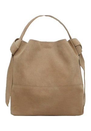 Sac à main en daim de couleur beige clair avec une texture douce, une large ouverture et une seule poignée. Présente un accent cousu à la base.