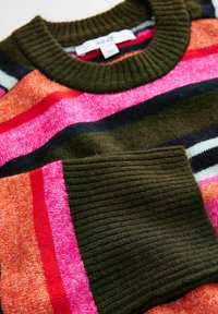 Strickpullover mit auffälligen, mehrfarbigen Streifen in Pink, Rot, Orange, Schwarz und Grün. Der Kragen ist gerippt und betont die Textur.