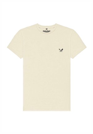 Maglietta di cotone color crema con scollo rotondo e maniche corte. Presenta una piccola grafica nera di coltelli incrociati sul lato sinistro del petto.