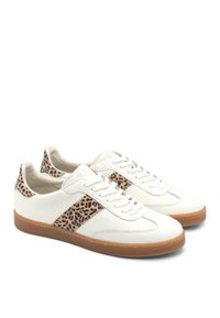 Sneakers bianchi in pelle con finitura testurizzata e dettagli in stampa leopardata sul tallone e sulla striscia laterale. Suola in gomma marrone. Design classico.