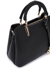 Bolso de mano de cuero negro texturizado con asas trenzadas, detalles en dorado, cierre con cremallera y un diseño estructurado.