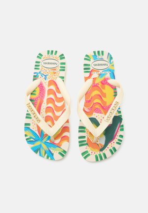 Ζευγάρι σαγιονάρες Havaianas με μπεζ λουράκια και πολύχρωμα τροπικά σχέδια, όπως φύλλα, κύματα και πουλιά στη σόλα.