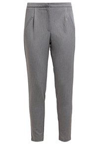Pantalon gris sur mesure avec une texture lisse, une coupe fuselée, des poches avant et des plis subtils pour une apparence structurée.