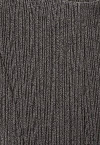 Tela gris acanalada con finas estrías verticales. Textura suave, grosor medio, destacando un patrón continuo en toda la superficie.