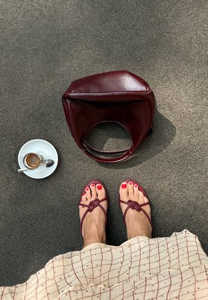 NA-KD, KNOT DETAIL HEELS - Mules de tacón - burgundy