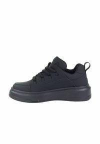 Czarne sneakersy z gładką syntetyczną cholewką, okrągłym noskiem i teksturowaną gumową podeszwą. Posiadają sznurówki oraz tylną pętlę do łatwego zakładania.
