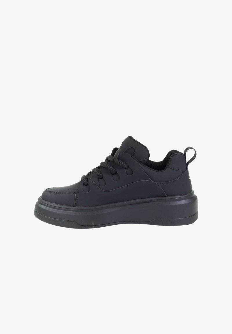 Czarne sneakersy z gładką syntetyczną cholewką, okrągłym noskiem i teksturowaną gumową podeszwą. Posiadają sznurówki oraz tylną pętlę do łatwego zakładania.