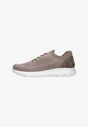 Scarpa atletica marrone chiaro con upper in maglia e accenti in suede. Presenta una suola bianca per l'ammortizzazione e occhielli in metallo per i lacci.