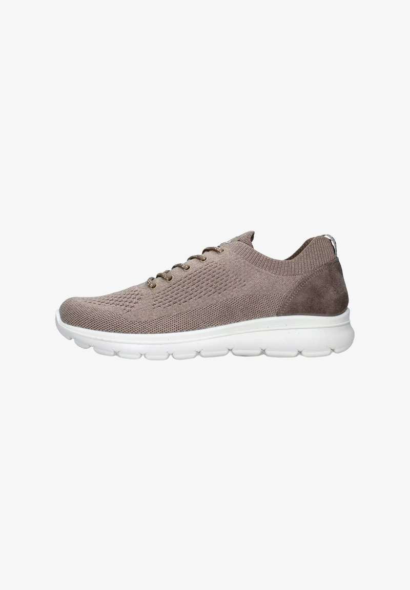 Scarpa atletica marrone chiaro con upper in maglia e accenti in suede. Presenta una suola bianca per l'ammortizzazione e occhielli in metallo per i lacci.