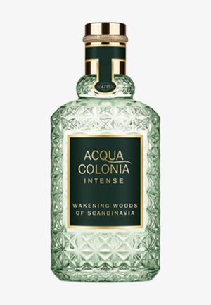 Bouteille en verre du parfum Acqua Colonia Intense « Wakening Woods of Scandinavia » avec motif texturé en diamant et étiquette noire ornée d'accents dorés.