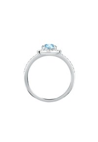 Anello in argento sterling con una gemma sfaccettata di un blu chiaro al centro, con pietre decorative incastonate lungo la fascia.