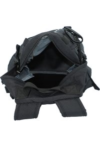 Zaino nero con apertura superiore, caratterizzato da un ampio interno, numerose cerniere e spallacci regolabili. Realizzato in tessuto resistente.