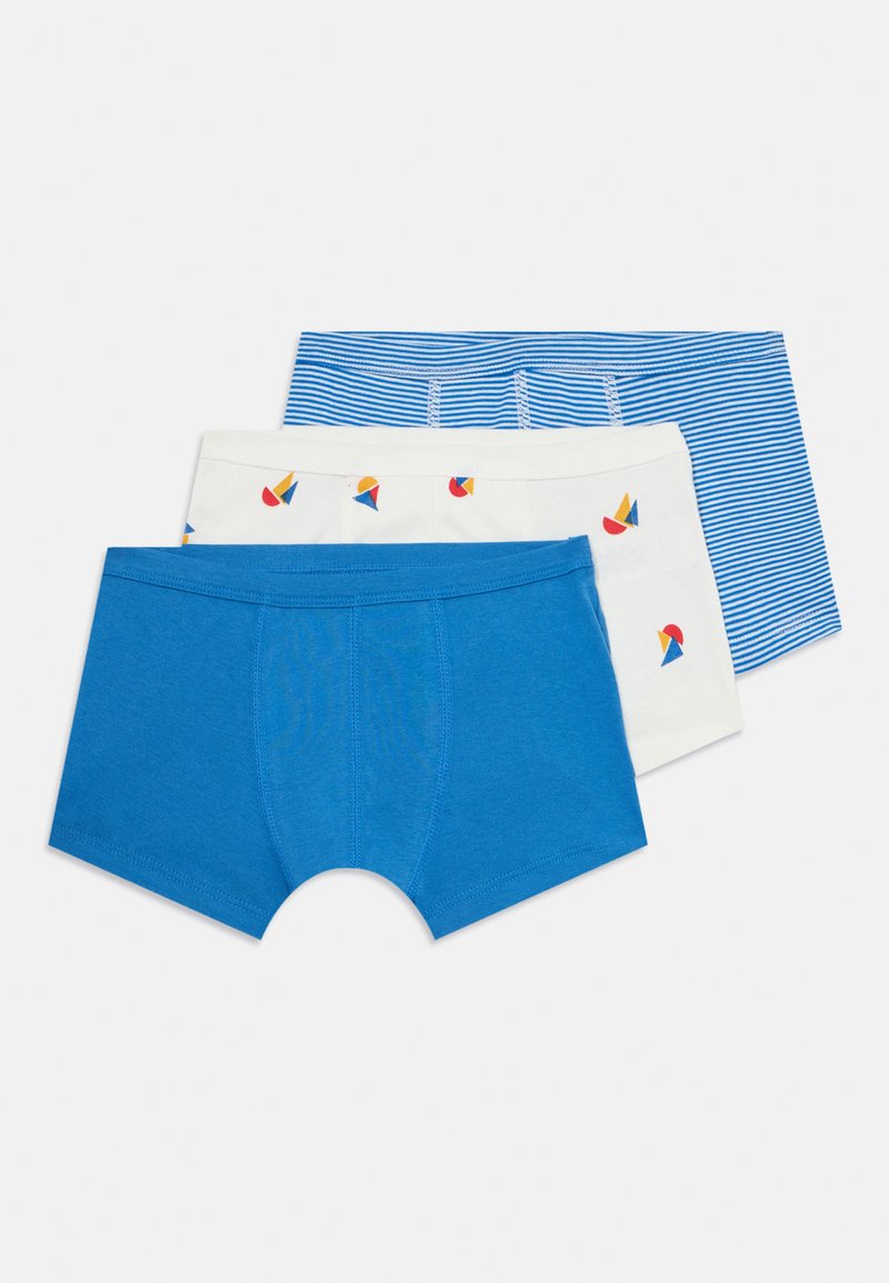 Kolme poikien boxershortsia sinisessä, valkoisessa, jossa on pieniä värikkäitä purjeveneitä, ja sinisessä, jossa on valkoisia vaakaraitoja, pinottuna.