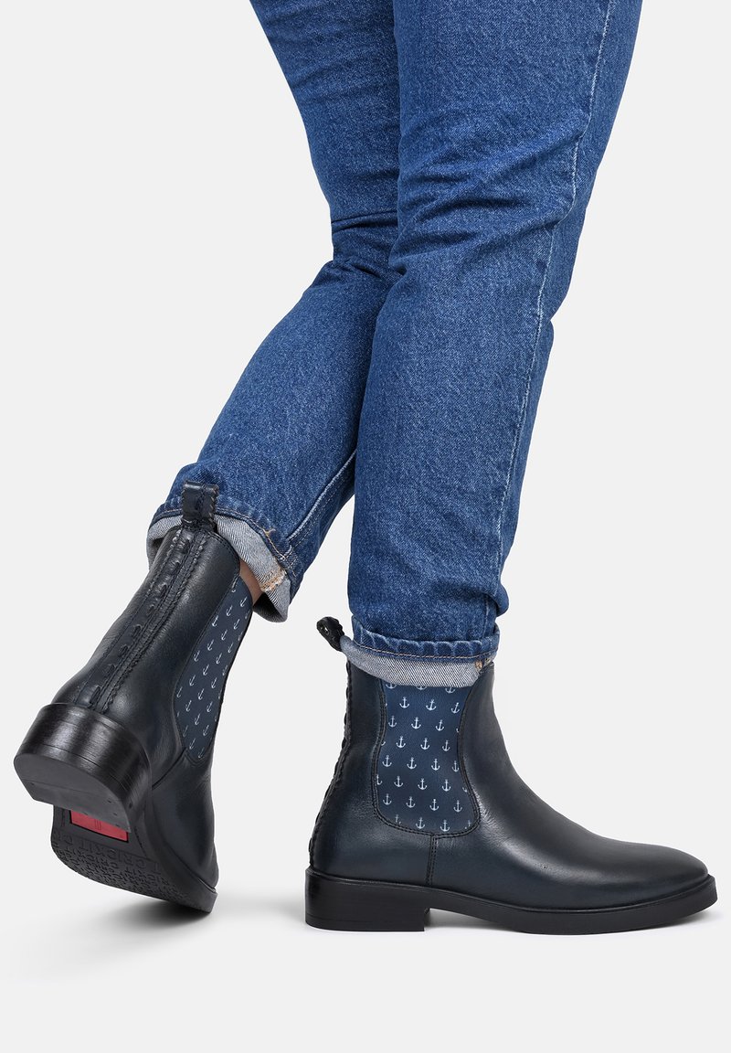 Sorte læder ankelstøvler med blå mønstrede sidepaneler med ankre, gummisåler og en lav stakheel.