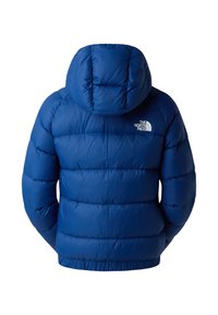 Chaqueta azul acolchada con capucha, diseño acolchado, dobladillo elástico y logo blanco en la parte superior izquierda de la espalda. Textura suave y brillante.