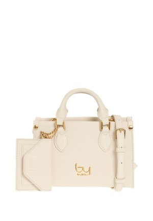 Piccola borsa a mano in pelle crema con manici corti, ferramenta dorata, portacarte staccabile e tracolla regolabile.
