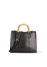 Borsa a mano in pelle nera con superficie strutturata, manico in bambù, hardware color oro e tracolla rimovibile. Forma rettangolare.