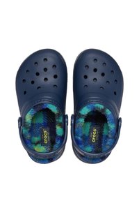 Marineblauwe Crocs met ventilatiegaten, met een zachte, kleurrijke binnenkant in blauwtinten en groenen, gemarkeerd met het "Dual Crocs Comfort" label.