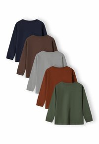 Cinque magliette a maniche lunghe con scollatura a girocollo impilate, colori da davanti a dietro: verde scuro, ruggine, grigio chiaro, marrone e blu navy.