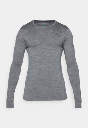 Grijs shirt met lange mouwen, gemaakt van een lichtgewicht, gestructureerd materiaal met een ronde hals en aansluitend ontwerp. Kleine logodetail op de borst.