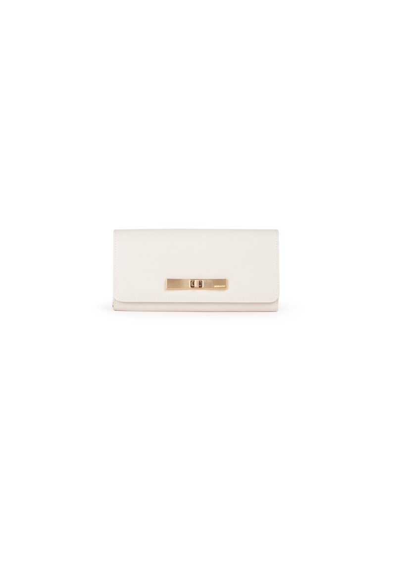 Portefeuille en cuir blanc avec une fermeture à rabat, présentant un accent en métal doré à l'avant. Texture lisse, forme rectangulaire.