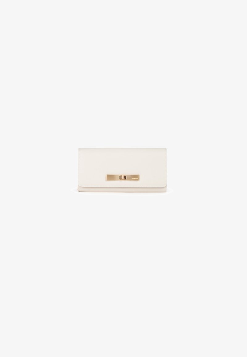 Cartera de piel blanca con cierre de solapa, que presenta un detalle metálico en tono dorado en la parte frontal. Textura suave, forma rectangular.
