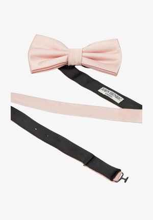 Lyserød satin butterfly slipse med strukturerede striber, udstyret med et sort justerbart bånd og en etiket med teksten "JOHN HENRIC SWEDEN."