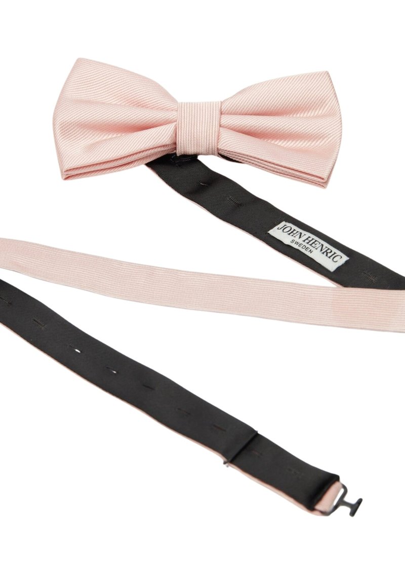 Rosa satängfluga med texturerade ränder, utrustad med ett justerbart svart band och en etikett som säger "JOHN HENRIC SWEDEN."