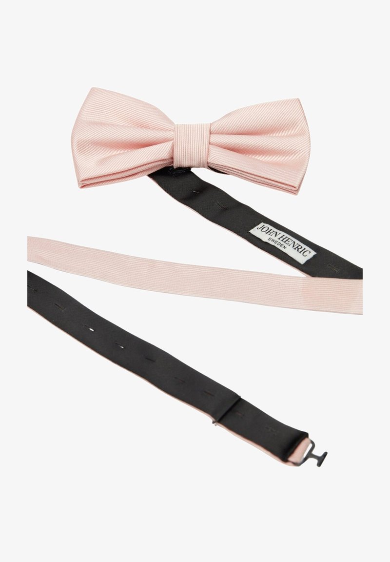 Vaaleanpunainen satiininen solmio, jossa on kuvioituja raitoja, varustettuna mustalla säädettävällä hihnalla ja lapulla, jossa lukee "JOHN HENRIC SWEDEN."