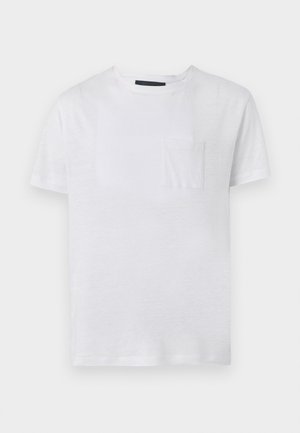 T-shirt blanc uni à manches courtes et col rond avec une petite poche sur la poitrine, présenté sur un fond gris clair.