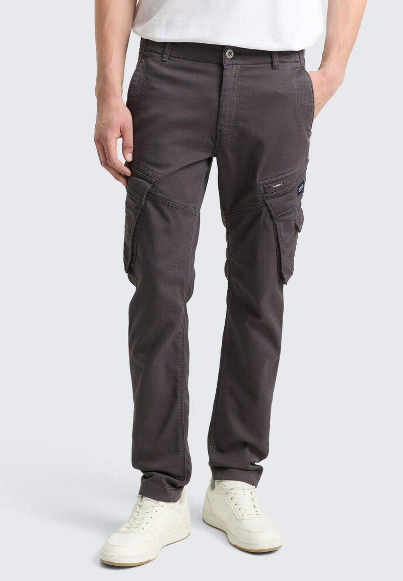 Donkergrijze cargobroek gemaakt van een duurzame katoenmix, met meerdere zakken en een relaxed fit, gecombineerd met witte sneakers.