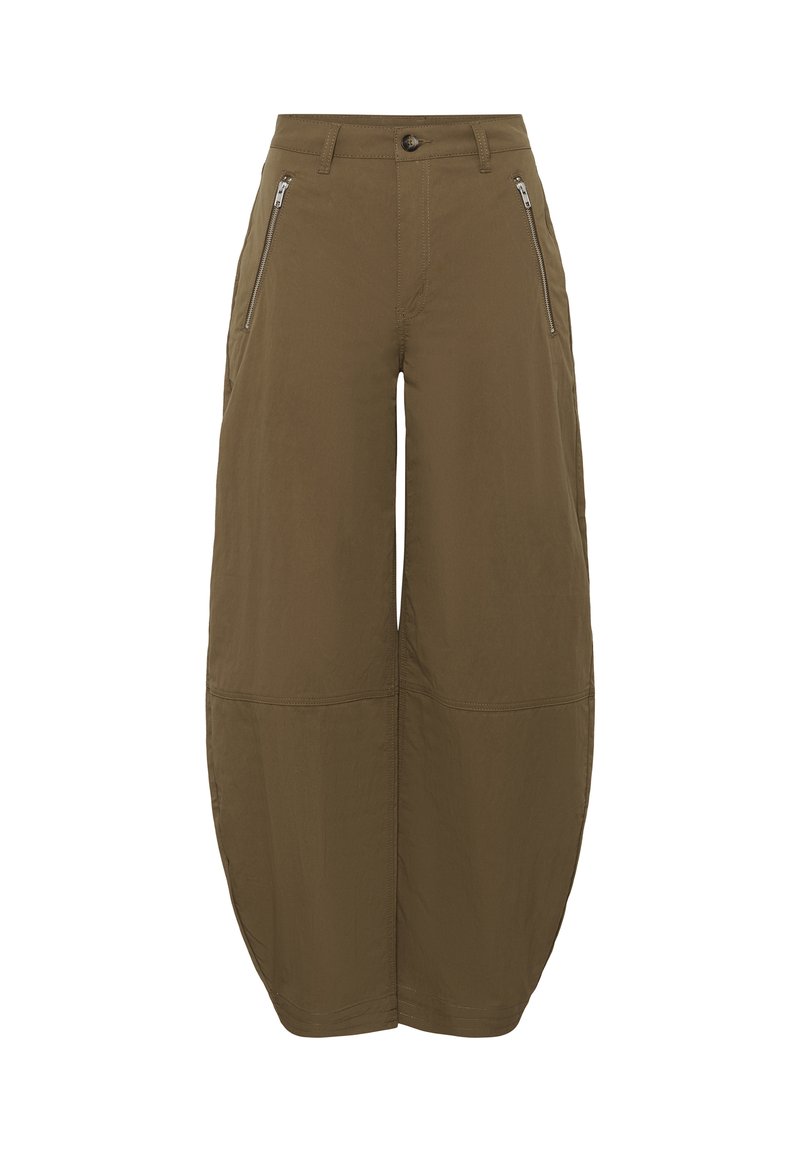 Bruine broek met brede pijpen, voorzien van ritszakken aan de voorkant, knoop- en ritssluiting, en riemlussen, ontworpen voor een losse, afgeronde pasvorm.