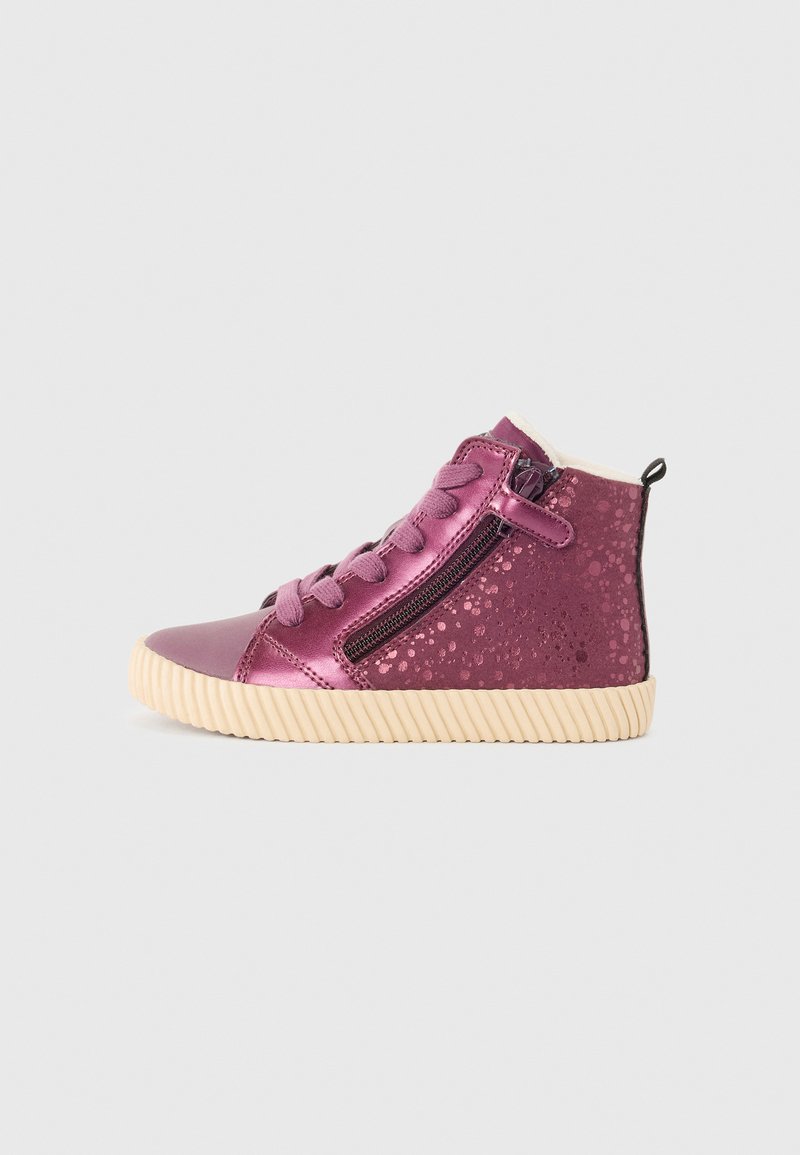 Dunkelrosa High-Top-Sneaker mit glänzender Oberfläche und strukturiertem Punkte-Muster. Sie verfügen über Vorderbänder und einen seitlichen Reißverschluss, sowie eine beigefarbene Gummisohle.