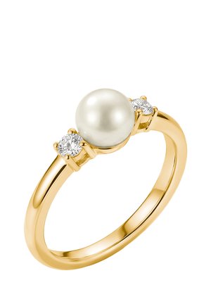 Goldener Ring mit einer zentralen runden weißen Perle, flankiert von jeweils zwei kleinen runden klaren Edelsteinen.