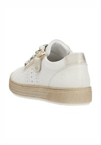 Baskets blanches avec un dessus en cuir texturé, des détails perforés, des accents métalliques et une semelle en caoutchouc beige. Comprend une fermeture éclaire sur le côté.