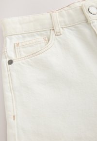 Jeans in denim bianco con cuciture visibili e piccolo bottone in metallo. Presentano tasche frontali e design a taglio dritto.