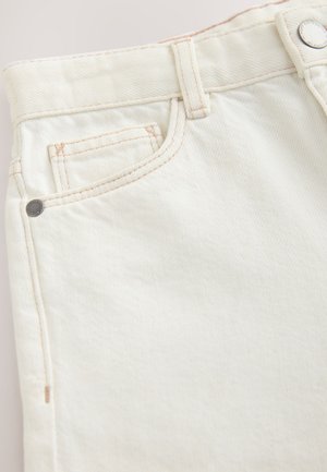 Jean en denim blanc avec coutures visibles et un petit bouton en métal. Comprend des poches avant et un design à coupe droite.