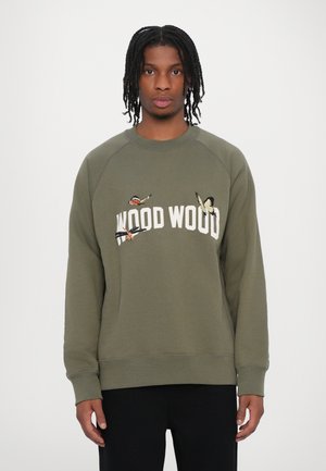 Oliven grøn trøje med rund halsudskæring, ribbede cuffs og broderede sommerfugl detaljer. Mærkenavnet "WOOD WOOD" vises i hvid.