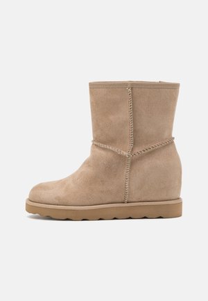 Kotníkové boty na klínu - beige