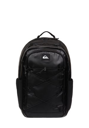 Schwarzer Rucksack mit vorderem elastischem Kordelzug, mehreren Reißverschlussfächern, Seitentaschen und einem oberen Tragegriff. Quiksilver Markenlogo vorne sichtbar.
