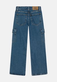 Jeans de mezclilla de pierna ancha en azul medio, que presentan un diseño clásico de cinco bolsillos, bolsillos tipo cargo a los lados y detalles de costura prominentes.