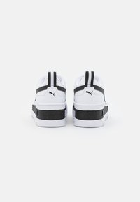 Valged spordijalatsid mustade detailidega, tekstureeritud külgedega ja pehmendatud kraega. Kätkeb silmapaistvat logo taga ning lame kummitald.