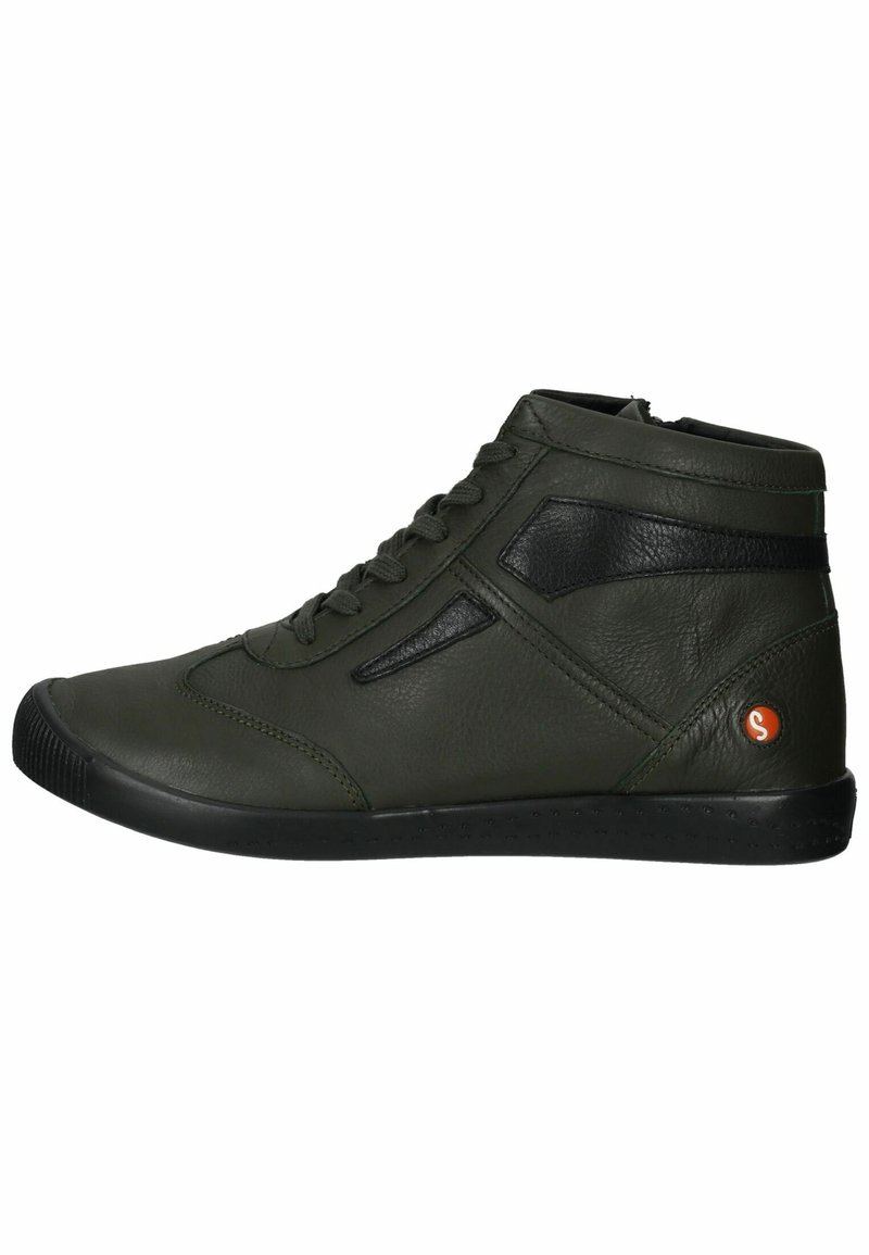 Zapatilla alta de cuero verde con acentos negros, suela de goma y diseño de cordones. Logotipo notable en el lateral. Textura suave.