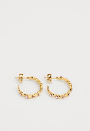 Zlatne naušnice u obliku obruča s teksturiranim dizajnom, ukrašene ružičastim kamenčićima duž ruba, s sigurnom potporom na stražnjoj strani.