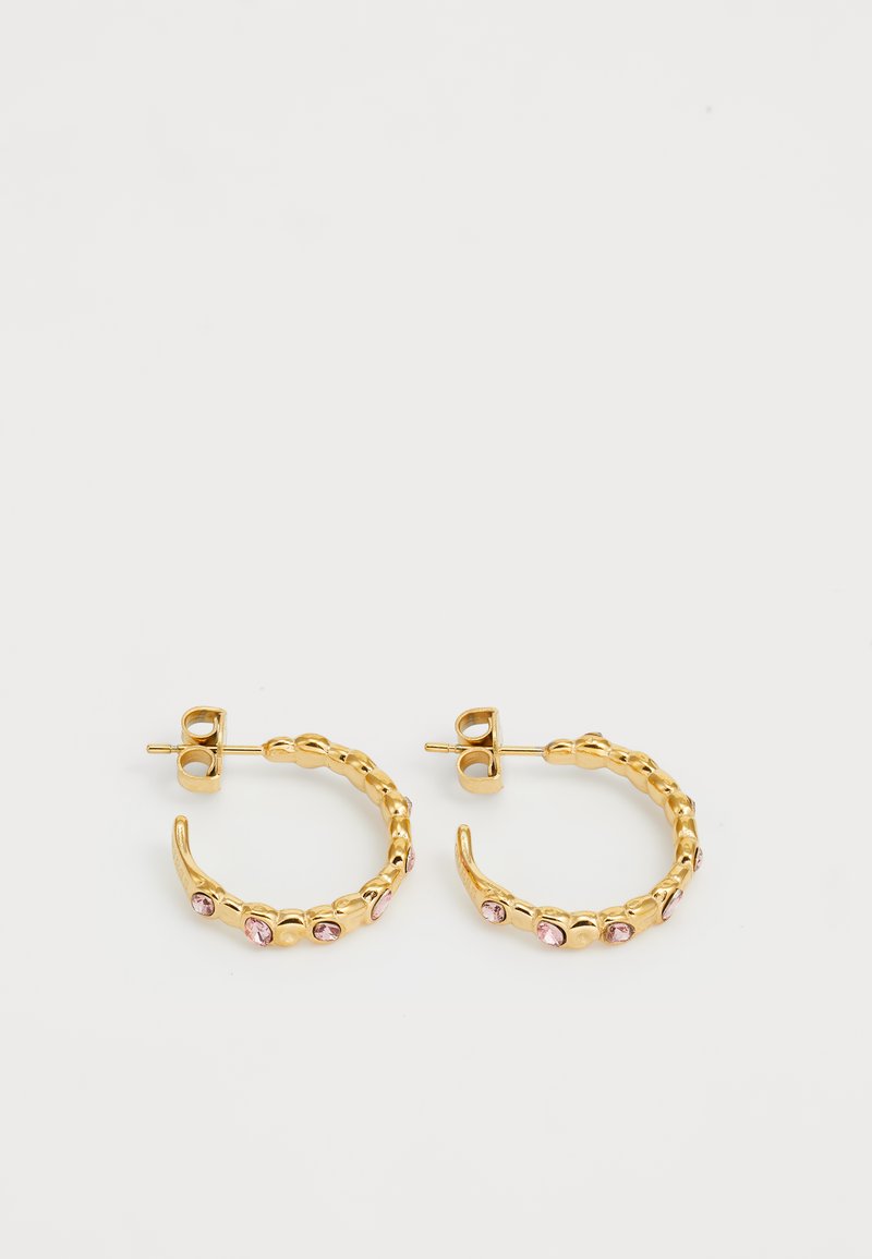 Brincos de argola em ouro com um design texturizado, adornados com pedras cor-de-rosa ao longo da borda, com um fecho de pino seguro.